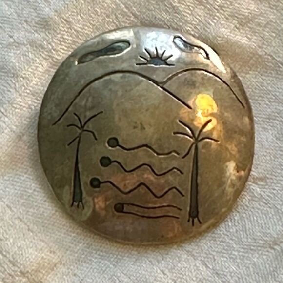 Vintage Mexican 925 Silver Round Brooch with Engraved Tropical Design - Picture 1 of 5